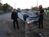 Kaza Yapan Araçlardan Biri Devrildi, Diğeri Nöbet Kulübesi Bahçesine Uçtu: 2 Yaralı