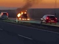 Otomobil Alev Topuna Döndü: 4 Kişi Son Anda Kurtuldu