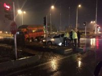 Kamyonet Kırmızı Işıkta Geçti Kazaya Sebebiyet Verdi