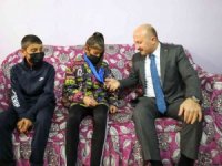 Ağrı Valisi Varol, Milli Güreşçi Birgül Şimşek’i Evinde Ziyaret Etti