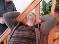 Kafası Merdiven Korkuluğuna Böyle Sıkıştı
