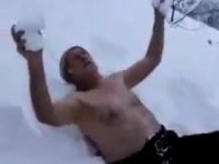 89 Yaşındaki Rizeli Malik Dede Karın Tadını Kar Banyosu Yaparak Çıkardı
