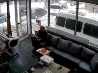 Otomobili Çatıdan Düşen Kar Kütlesiyle 1 Dakika Sonra Kullanılamaz Hale Geldi