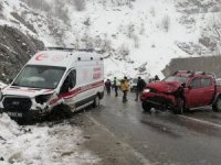 Artvin’de Hasta Taşıyan Ambulans Kaza Yaptı: 2 Yaralı