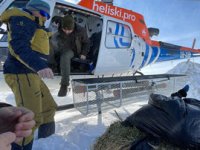 Çengel boynuzlu dağ keçileri için Kaçkarlara helikopterle yem taşındı