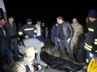 İ̇ki Otomobil Çaya Düştü: 1 Ölü, 2 Yaralı, 2 Kayıp