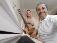 Müzik öğretmeni kardeşler her yıl anneleri için Anneler Gününe özel beste yapıyor