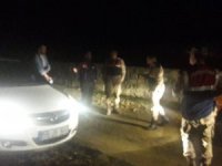 Çamurlu Yolda Mahsur Kalan Otomobildeki 2 Kişi, AFAD Ekiplerince Kurtarıldı