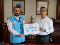Vali Çeber, Kurbanını TDV'ye Bağışladı