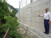 Rize’de Dere ile Trafo Duvarı Arasında Mesafe Bırakılmayınca Mahalleli Tepki Gösterdi
