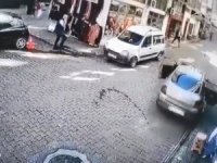 El Freni Çekilmeden Park Edilen Otomobil Rampa Aşağıya Böyle Gitti