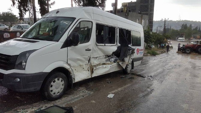 Osmaniye De Okul Servisi Ile Traktor Carpisti 1 Yarali