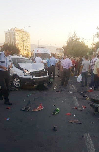 izmir de kaza 2 agir yarali