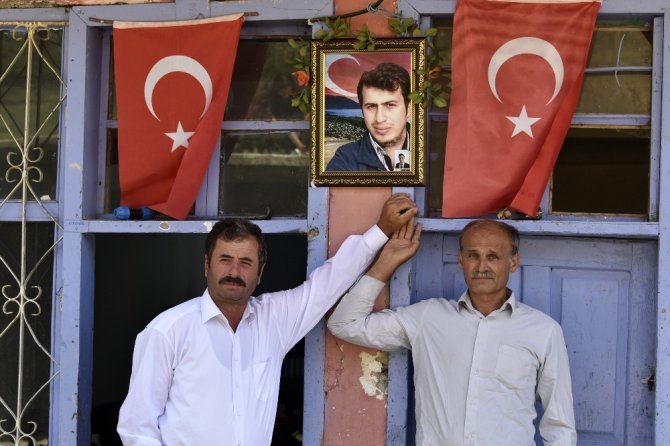 sehit ogretmen necmettin yilmaz in ogrencilerinden ailesine taziye ziyareti