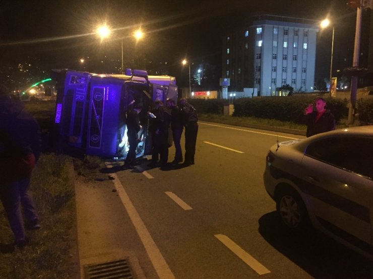 Rize’de Çay Yüklü Tır Yola Devrildi