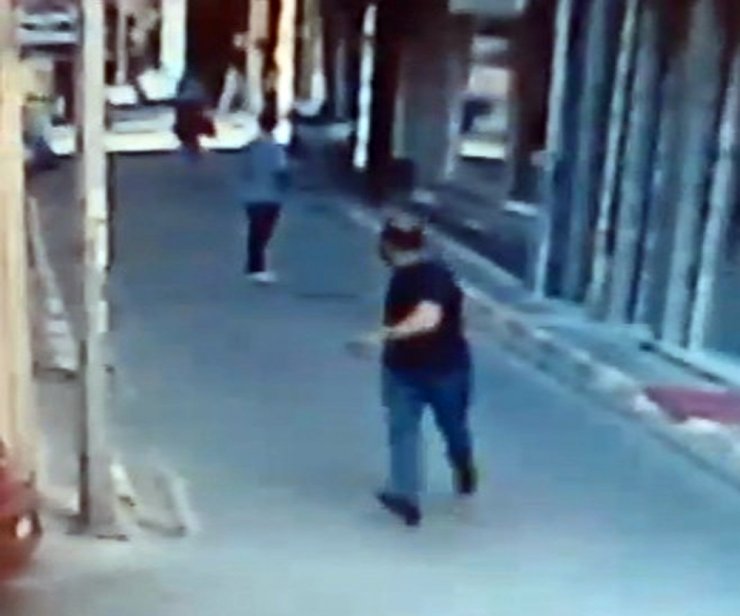 Genç Kız Laf Atan Kişiyi Tabancayla Kovaladı