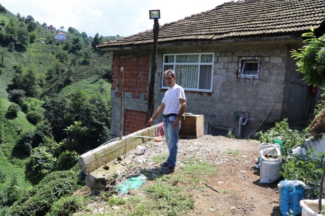 Rize’de Sel Köy Yolunu Ulaşıma Kapattı