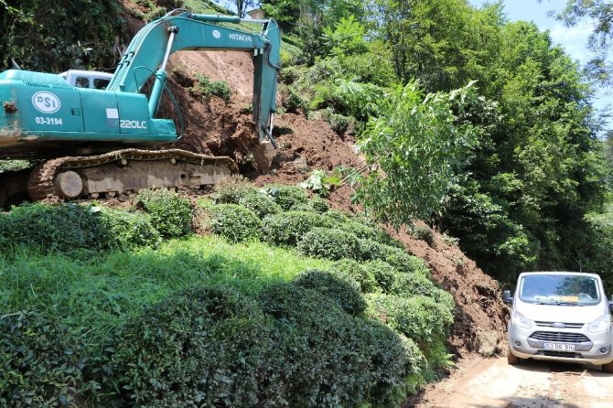 Rize’de Sel Köy Yolunu Ulaşıma Kapattı