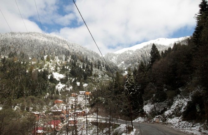 Ayder Yaylası’nın Yüksek Kesimlerine Mevsimin İlk Karı Yağdı