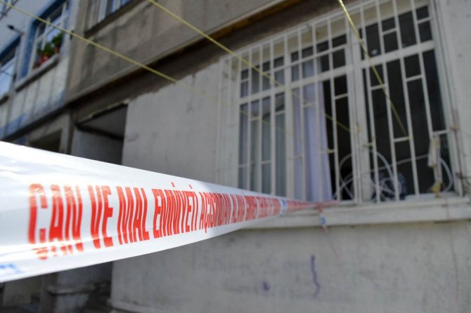 aniden coken o binanin ici vahameti gozler onune serdi