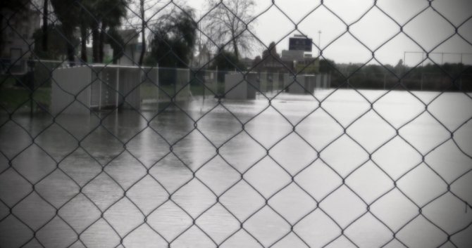 Sağanak Yağmur Futbol Sahasını Göle Çevirdi