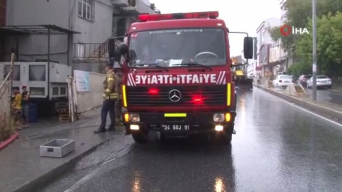 Arnavutköy’de Fabrikayı Yağmur Suyu Bastı