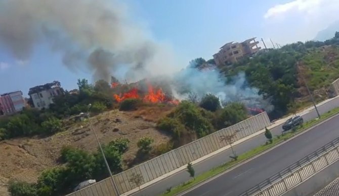 Alanya’da Çıkan Yangın Yerleşim Yerlerin Sıçramadan Söndürüldü