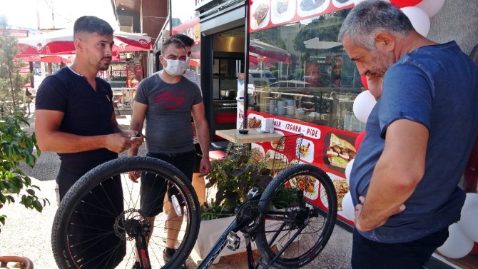 Çalınan Bisikletin İnternetten Satışta Olduğunu Gördü, Satın Almaya Polisle Birlikte Gitti