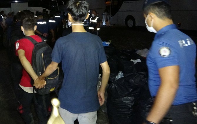 Tır Dorsesinde Yakalanan 173 Kaçak Göçmen Sınır Dışı Edilmek Üzere Edirne’ye Gönderildi