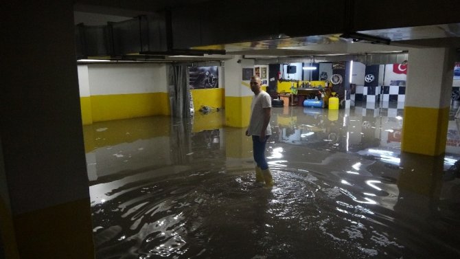 Trabzon’da Şiddetli Yağış Nedeniyle İş Yerleri Ve Katlı Otoparkları Su Bastı