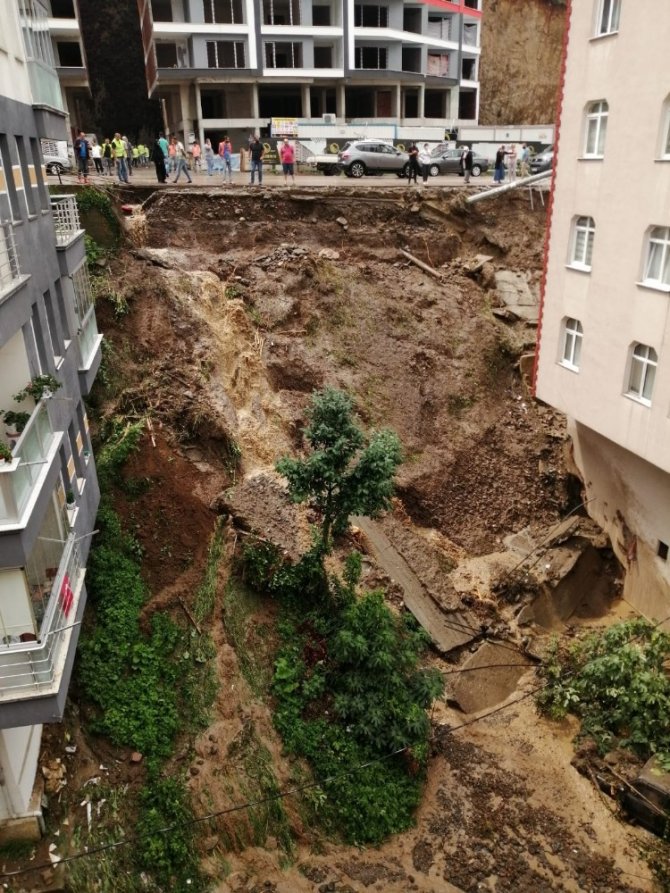 Giresun’da Şiddetli Yağış Sonrası Bir Binanın İstinat Duvarı Çöktü