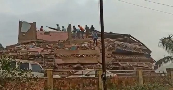 Hindistan’da 5 Katlı Bina Çöktü