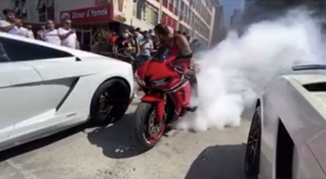 İstanbul’da Motosikletli Magandaların “Drift” Terörü Kamerada