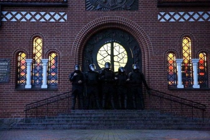 Belarus’ta Göstericiler Kiliseye Kaçtı, Polis Dışarıda Kalanları Gözaltına Aldı