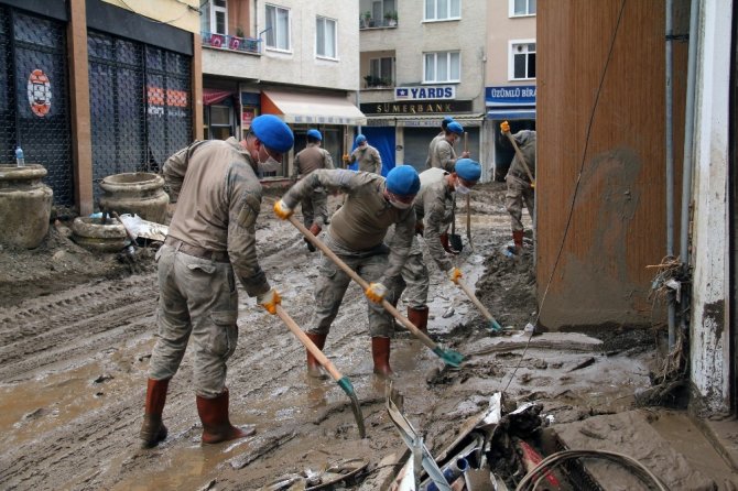 Selin Vurduğu Dereli’deki Temizlik Çalışmasına Trabzon Komando Birliği’nden Destek