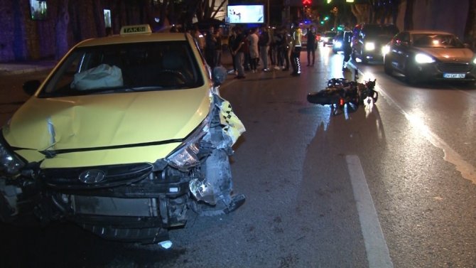 Beşiktaş’ta Ticari Taksiyle Çarpışan Motosikletli Yaralandı