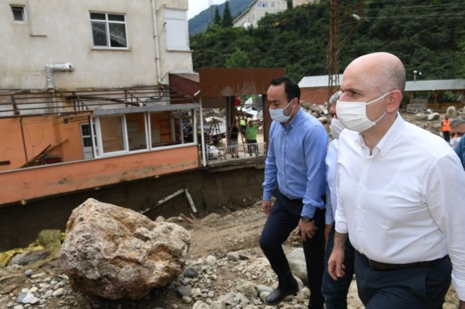 Ulaştırma Bakanı Karaismailoğlu, Selin Vurduğu Kovanlık Ve Çaldağ Beldelerinde İncelemelerde Bulundu