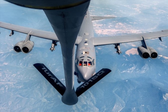 Türk Uçaklarından Abd B-52’sine Havada Destek