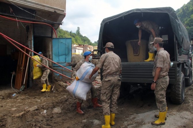 Giresun’da Selzedelerin Ev Eşyaları Askeri Araçlarla Taşınıyor