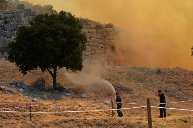 Yunanistan’da Arkeolojik Sit Alanında Yangın