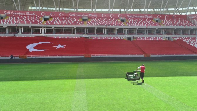 Yeni 4 Eylül Stadyumu’nda Milli Maç Hazırlığı Sürüyor