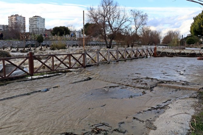 Dunyaca Unlu Selale Yagmur Sonrasi Costu Denizin Rengi Kahverengiye Dondu