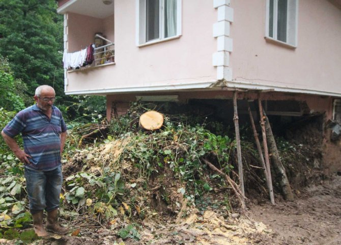 Heyelan Nedeniyle Evinin Salonu Toprakla Doldu