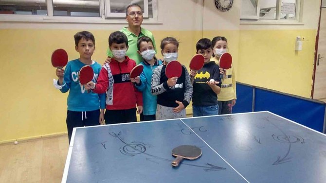 22 Yildir Ogrencilere Ucretsiz Masa Tenisi Egitimi Veriyor