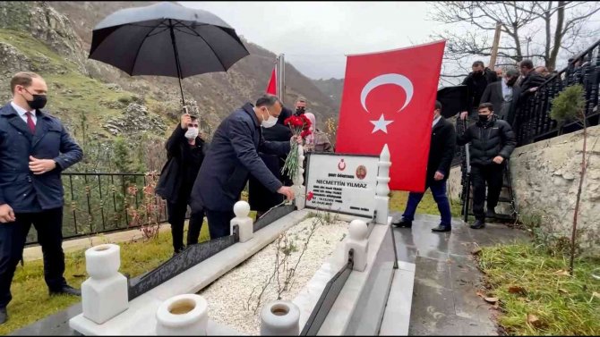 Sehit Ogretmen Necmettin Yilmaz Kabri Basinda Anildi