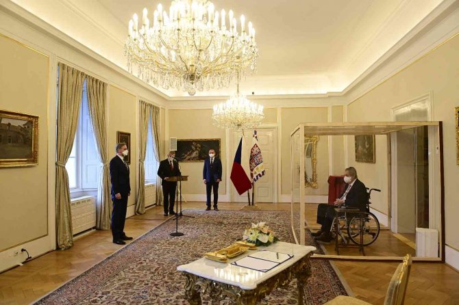 Çekya Devlet Başkanı Zeman’ın Törene Kabin İçinde Katılması Gündem Oldu