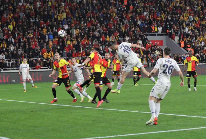 Spor Toto Süper Lig: Göztepe: 1 - Fenerbahçe: 1 (Maç Sonucu)