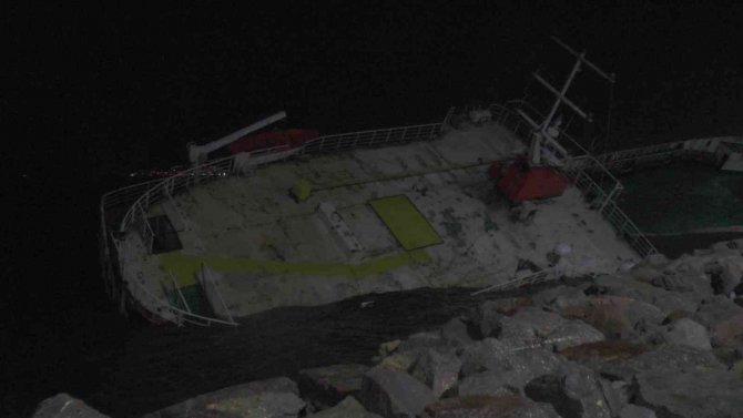Maltepe’de Sabah Saatlerinde Lodos Nedeniyle Sürüklenen Gemi Yan Yattı