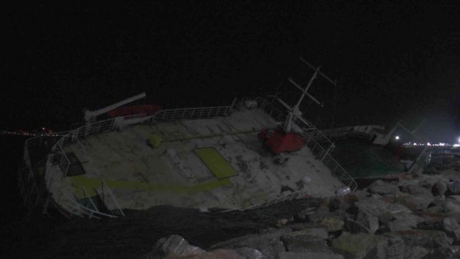 Maltepe’de Sabah Saatlerinde Lodos Nedeniyle Sürüklenen Gemi Yan Yattı