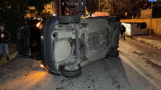 Eyüpsultan’da Park Halindeki Araca Çarpan Otomobil Yan Yattı: 1 Yaralı
